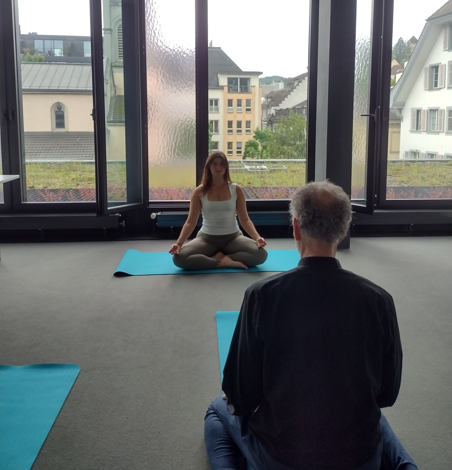 Sarah beim Unterrichten einer Achtsamkeitspause mit Yogamatten
